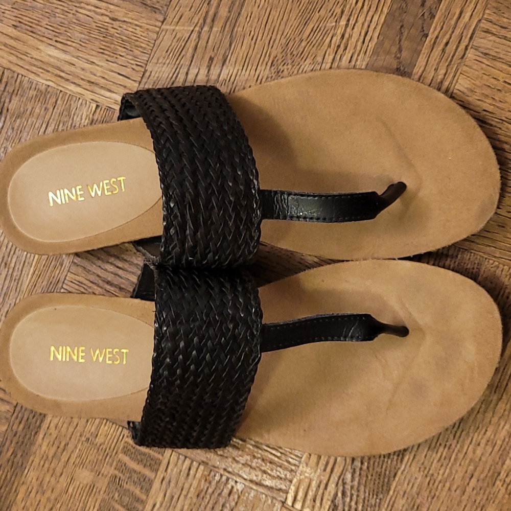 Cute pair of Nine West black leather thong sandals.